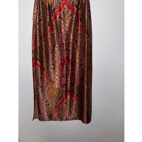 Elegant Paisley Red Skirt - Picture 5 of 6